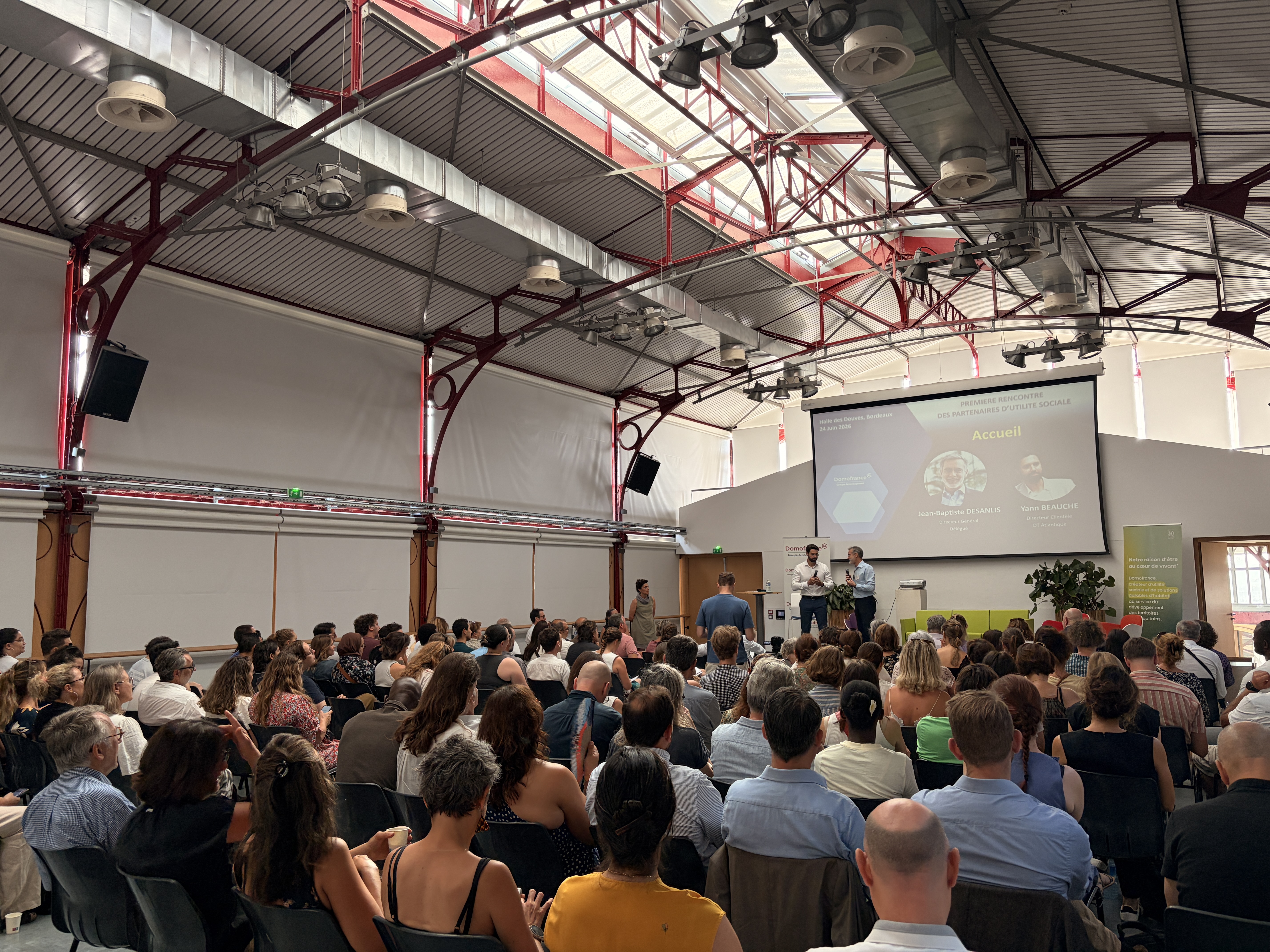 Conférence dans la salle étoile des halles des Douves