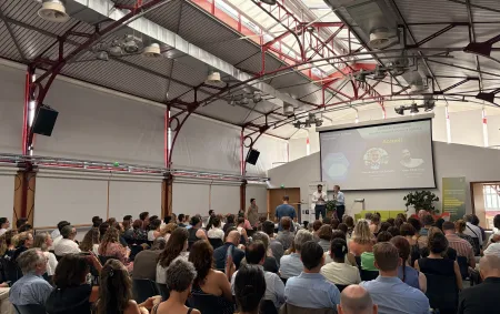 Conférence dans la salle étoile des halles des Douves