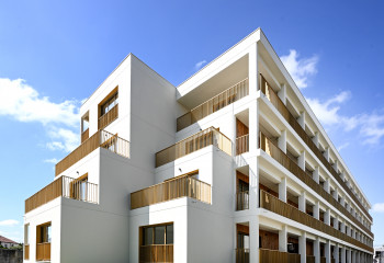 batiment de résidence de forme carrée avec terrasses extérieures et jardins