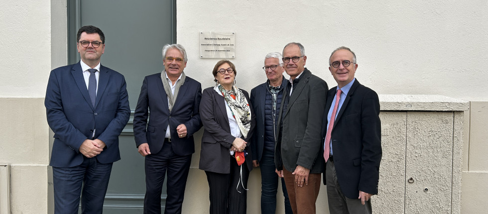 Révélation de la plaque inaugurale de la résidence Baudelaire en présence du sous-préfet de Marmande-Nérac